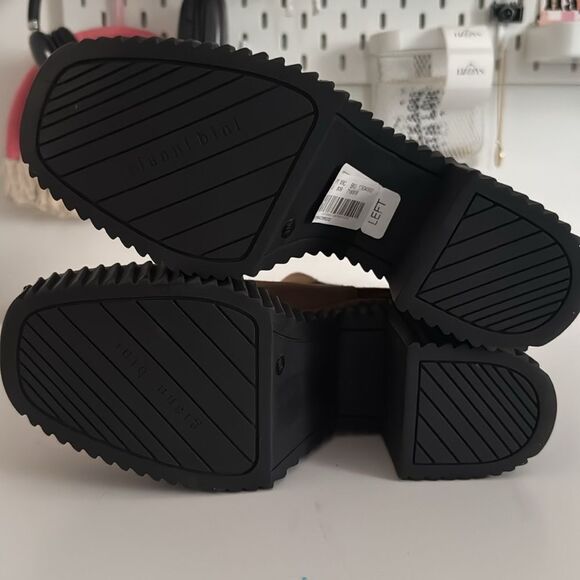 Gianni Bini Tan and Black Ankle Boots with Platform Sole NWOT - Picture 5 of 6